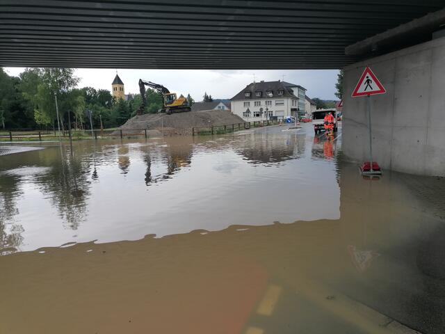 Landunter in Gottmadingen, eine Flutwelle des Riederbach traft hier auf Fluten von Straßen und befestigten Flächen was die Baustelle im Ortskern überflutete. Am Mittag war die Straße schon wieder offen. | Foto: Fiedler