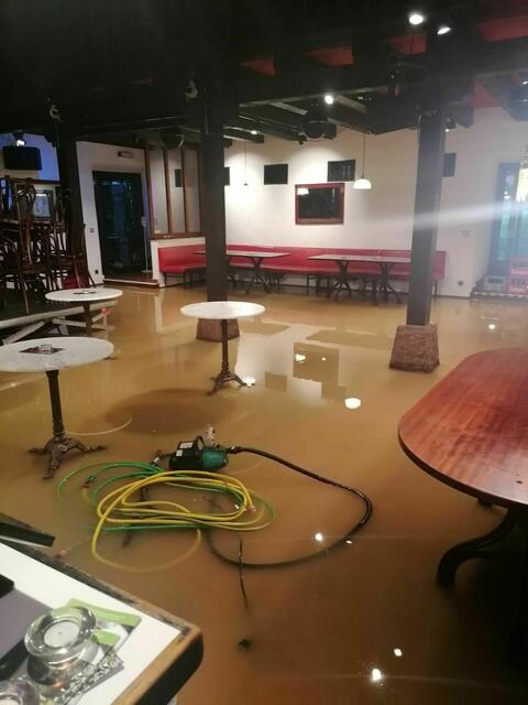 Viele Keller standen nicht nur im alten Singener Dorf unter Wasser. Das hier ist kein Keller sondern das Kneipentheater "Die Färbe", das wie von einem Fluss durchspült wurde. Trotzdem stehen die Schauspieler inzwischen wieder auf der Bühne. | Foto: Kühling