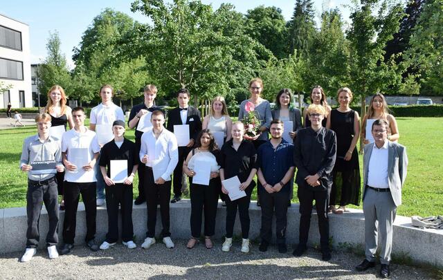 Markus Zähringer, Abteilungsleiterin Sibylle Höne und Klassenlehrerinnen Julia Schmid und Jana Knoll sowie die SchülerInnen des 2BKWI2. | Foto: BSZ Radolfzell/ Arne Keller
