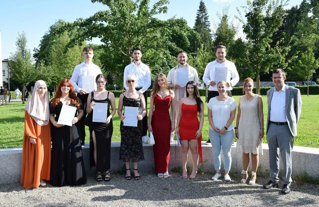 Markus Zähringer und die Klassenlehrerinnen Miriam Sanchez und Maike Maurer mit SchülerInnen des 2BKFR2-1. | Foto: BSZ Radolfzell/ Arne Keller