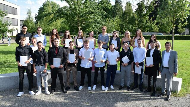Schulleiter Markus Zähringer (rechts), Abteilungsleiterin Sibylle Höne, Klassenlehrer Gunis Vetra mit Schülern | Foto: BSZ Radolfzell/ Arne Keller