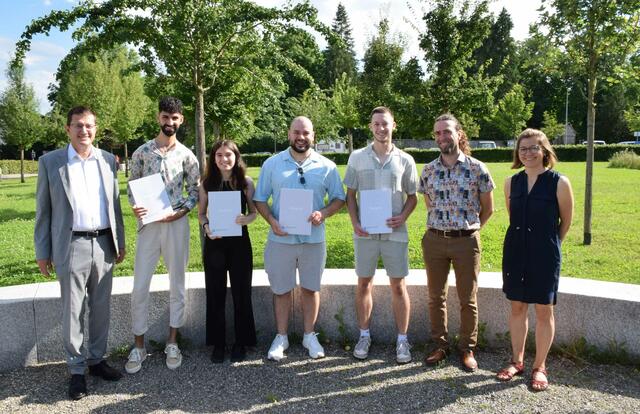 SL Markus Zähringer mit (von links nach rechts): Luca Sia, Aylina Schuhmacher, Philipp Kaier, Manuel Fernandez Gonzalez, Klassenlehrer Markus Gräble und Klassenlehrerin Andrea Back vom 1BKFHW. | Foto: BSZ Radolfzell/ Arne Keller