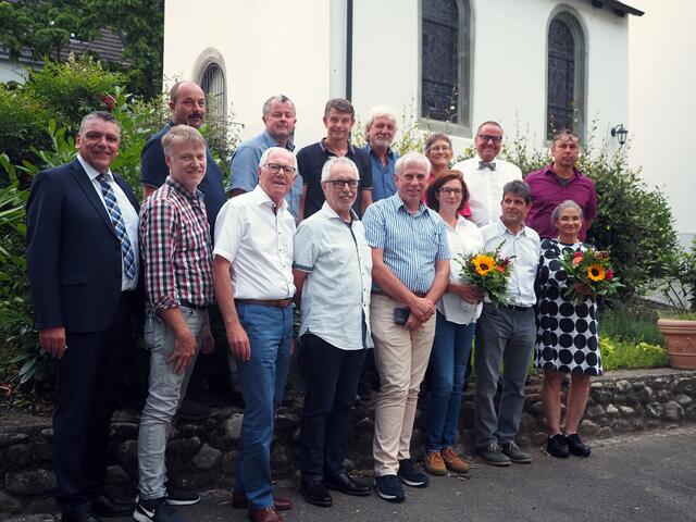 Der neue Gemeinderat in Öhningen, der die nächsten fünf Jahre die Geschicke der Gemeinde leiten soll nach der Sitzung im Hof des Rathauses. | Foto: Fiedler
