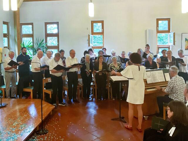 ﻿Zur Amtseinführung von Pfarrerin Sophie Fiebinger und zur großen Freude der zahlreichen Besucherinnen und Besucher intonierte die Lutherkantorei unter Leitung von Martina Bischofberger und Elmar Amann am Klavier ermutigende Kirchenlieder und ein abschließend-festliches „Halleluja“ von Georg Friedrich Händel. | Foto: Bernhard Grunewald