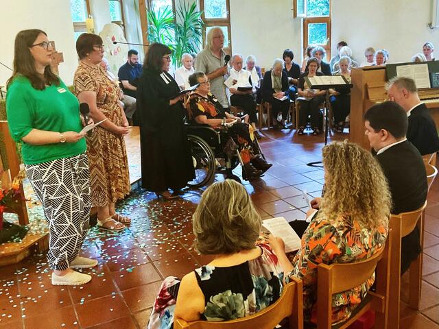 ﻿Zu den ersten Amtshandlungen der neu gesegneten Pfarrerin Sophie Fiebinger gehörten die Fürbitten aus der Mitte der zahlreich versammelten Evangelischen Gemeinde. | Foto: Bernhard Grunewald