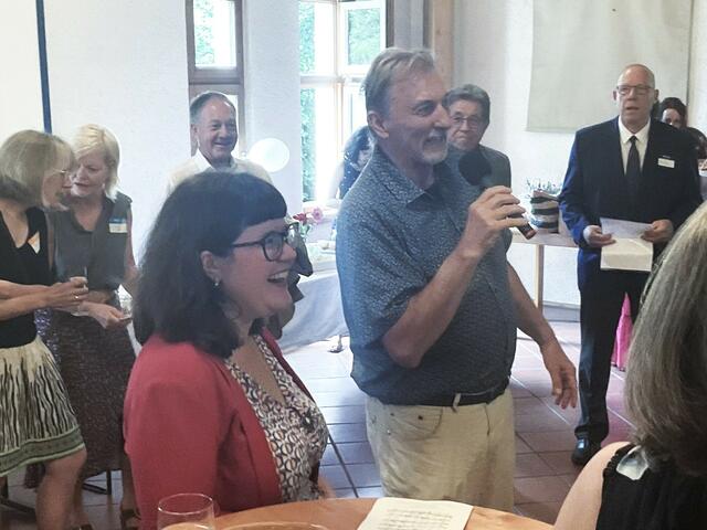 Fachbereichsleiter Torsten Kalb (Bildmitte) überbrachte zur Amtseinführung von Sophie Fiebinger im Namen der Stadt Singen herzliche Grüße von Oberbürgermeister Bernd Häusler, welcher zeitgleich auf dem Burgfest engagiert war, ansonsten gerne gekommen wäre. | Foto: Bernhard Grunewald