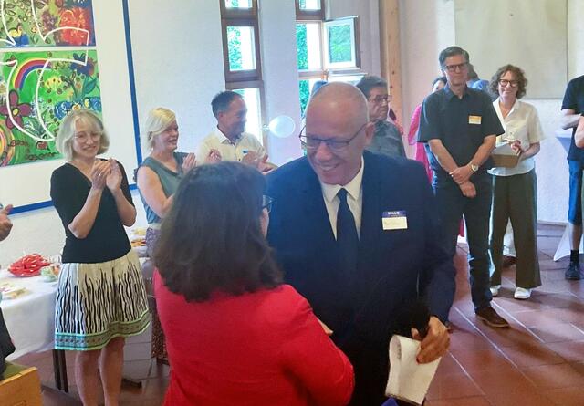 Günter Dreher von der Neuapostolischen Gemeinde wünschte Pfarrerin Sophie Fiebinger für deren Arbeit Gottes Segen. | Foto: Bernhard Grunewald