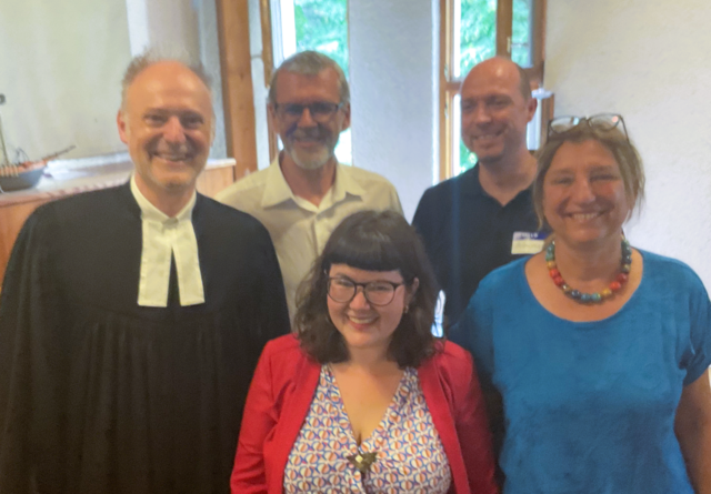 Die neue Pfarrerin der evangelischen Bonhoeffer-Gemeinde in Singens Nordstadt und für Rielasingen-Worblingen, Sophie Fiebinger, wurde nun offiziell aufgenommen in den Kreis evangelisch Verantwortlicher vor Ort: Andrea Fink-Fauser, Pfarrerin der Luthergemeinde, Christian Ende, Diakon der Singener Südstadtgemeinde, hier mit deren Pfarrer Dietmar Heydenreich sowie Dekan Markus Weimer (von rechts). | Foto: Bernhard Grunewald