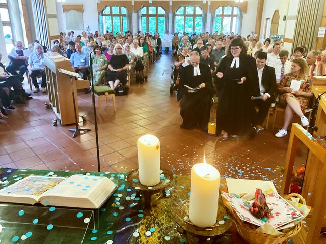 Auf dem Weg zum Altar und zum Dienst an ihrer Gemeinde: Pfarrerin Sophie Fiebinger nach der Amtseinführung. | Foto: Bernhard Grunewald