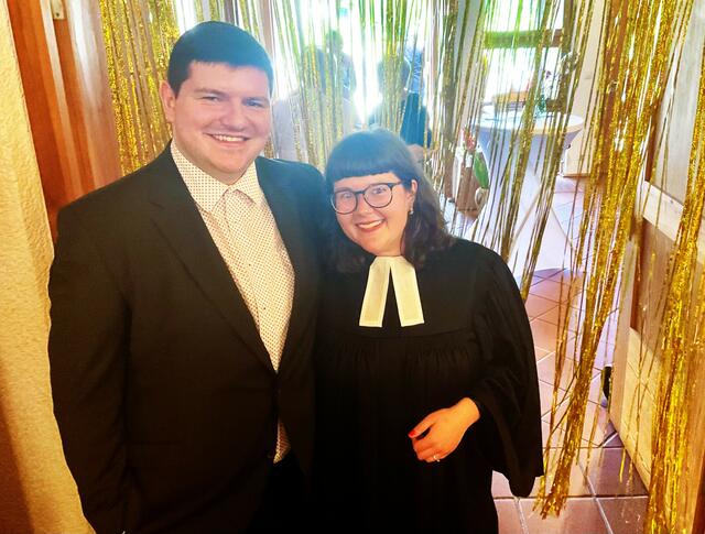 Unmittelbar nach der Amtseinführung in der Evangelischen Bonhöffer-Gemeinde: Pfarrerin Sophie Fiebinger mit ihrem Ehemann Benjamin. | Foto: Bernhard Grunewald