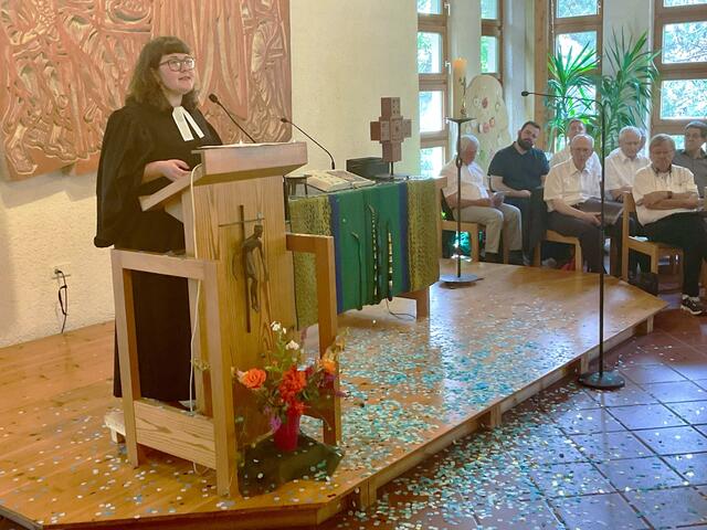 Auf dem Weg zum Altar und zum Dienst an ihrer Gemeinde: Pfarrerin Sophie Fiebinger nach der Amtseinführung. | Foto: Bernhard Grunewald