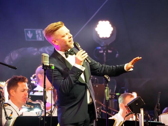 Der zweite Konzertteil war dem "deutschen Frank Sinatra", Tom Gaebel, vorbehalten, der hier für mit seiner Stimme begeistern konnte und einen Strauß der größten Hits des einstigen Weltstars. | Foto: Oliver Fiedler