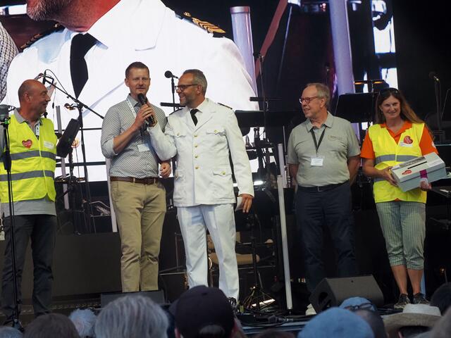 OB Simon Gröger und Joachim Strate stellten mit dem Bandmanager Johannes M. Langendorf vor, warum an diesem Abend möglichst alle bis zum Schluss ein rotes Herz an der Brust tragen sollte - als Spender für die Bürgerstiftung. | Foto: Oliver Fiedler