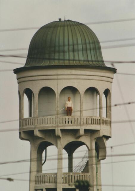 Der Mann im Maggi-Turm war ebenfalls Teil der Kunstausstellung zur Landesgartenschau 2000. | Foto: Stadtarchiv Singen