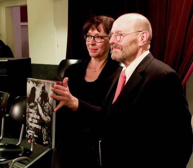 Theaterleiterin Cornelia Hentschel (links) mit Gründervater Peter Simon bei der Jubiläumsfeier zum 40-jährigen Bestehen des Theaters im Oktober 2018. | Foto: Bruno Bührer