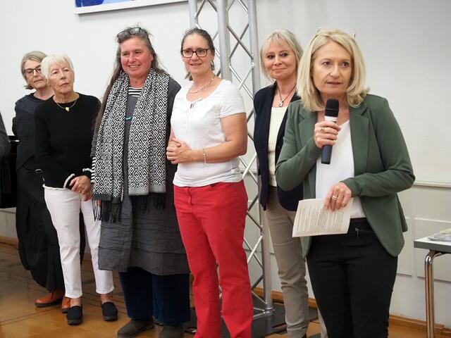 Kulturamtsleiterin Catharina Scheufele (rechts) bei der Eröffnung der Ausstellung im Singener Bürgersaal über 75 Jahre Singener Maler. Mit im Bild  Susanne Sterk, Nora Löbe, Vera Flötenmeyer-Löbe, Monika Murzin und Heidi Reubelt. | Foto: Fiedler