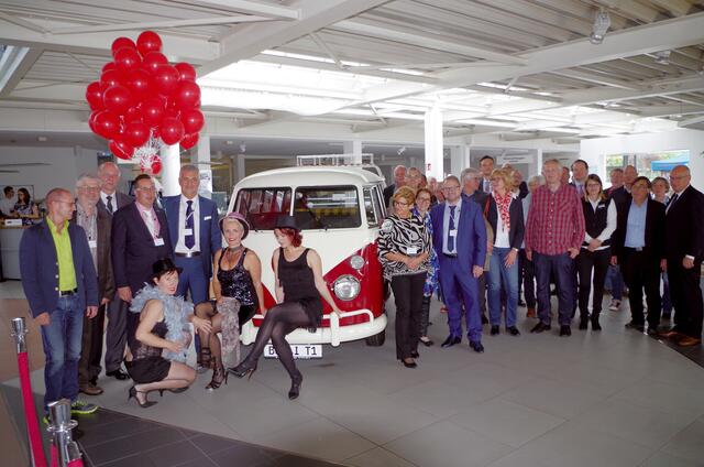 Besonders inszeniert waren stets die Eröffnungen der Leistungsschau im VW-Zentrum wie hier bei der Nostalgie-Revue zum 70. Geburtstag des "VW-Bus".  | Foto: Oliver Fiedler/Archiv
