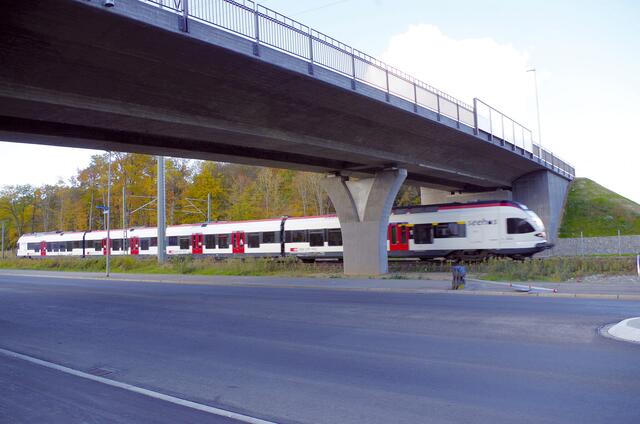 Mit der Südbrücke werden die Bahnlinie, das Industriegleis zu den Rohstoffbetrieben sowie die Straße Pfaffenhäule überquert.  | Foto: Oliver Fiedler/Archiv