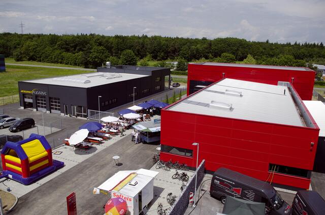 Zum großen Einweihungsfest im Juni 2010 konnte man per Hubplattform einen Blick auf den damaligen Ausbaustand des Gewerbegebiets Hardmühl Nord werfen.  | Foto: Oliver Fiedler/Archiv