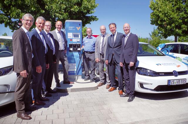 An der Geschäftsstelle der Volksbank Schwarzwald-Baar-Hegau an der Güterstraße konnte im Juli 2017 die erste Turbo-Stromtankstelle in Kooperation mit der Thüga Energie eingewieht werden.  | Foto: Oliver Fiedler/Archiv