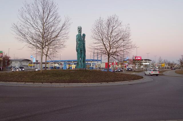 Unter anderem auch der OBI-Kreisel ist ein wichtiger Teil der Georg-Fischer-Straße, die seit vielen Jahren schon als leistungsfähigster Straßenabschnitt der Stadt gilt.  | Foto: Oliver Fiedler/Archiv