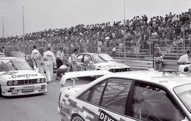 Die Aufstellung der Tourenwagen zum Start war ein besonderes Ritual, bei dem der Singener Helmut Assfalg damals mittendrin war.  | Foto: Archiv/Schwarz