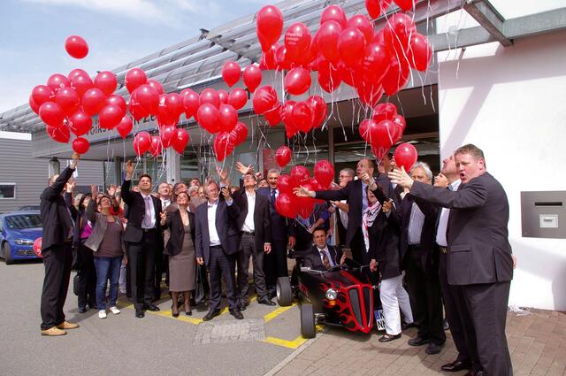 Der rote Luftballon war, wie hier zur Eröffnung der Leistungsschau 2013, seit Anbeginn das Erkennungszeichen der über das Industriegebiet verteilten Standorte.  | Foto: Oliver Fiedler/Archiv