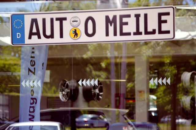 Seit bereits 26 Jahren gibt es die Singener Automeile schon, die mit einem einheitlichen Logo an den beteiligten Autohäusern gestartet ist.  | Foto: Archiv