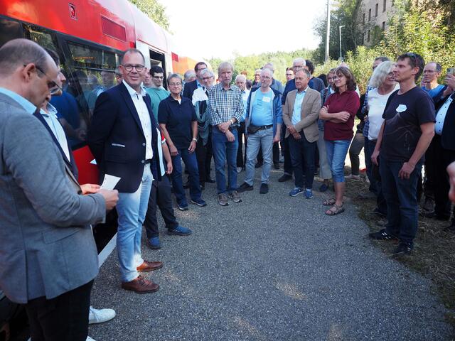 Der andere Endpunkt der Reise war Mühlingen-Zoznegg, wo Bürgermeister Thorsten Scigliano, der Sauddorfer Bügermeister und Alblachtalbahn-Fördervereinsvorsitzende Severin Rommeler, wie Frank von Meißner vom Förderverein Ablachtalbahn auf die einmalige Chance einer Reaktivierung der Ablachtalbahn für die Region.
