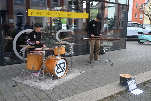 Fabian und Moritz Stehle zeigten an der St. Johannis-Straße ihr musikalisches Können. | Foto: Philipp Findling