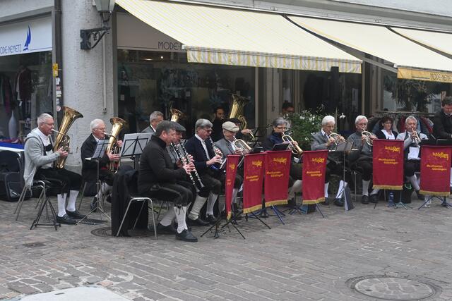 Beste Blasmusik boten unter anderem die Güttinger Schloßbergmusikanten. | Foto: Philipp Findling