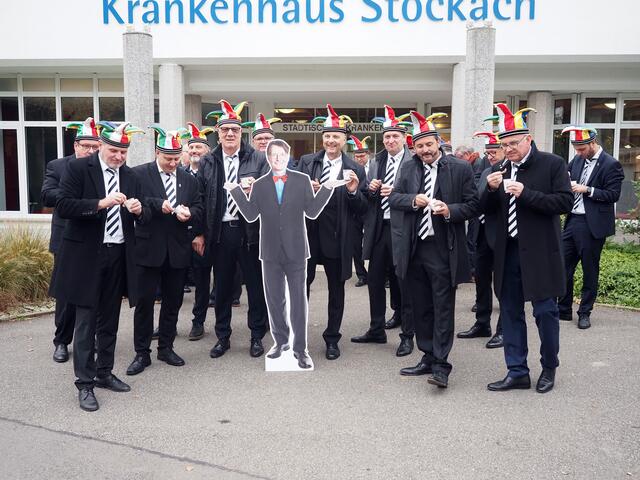 Das Schokoladeneis, zu dessen Spende an das Krankenhaus Stockach  Gesundheitsminister Karl Lauterbach ebenfalls als "Resozialisierungsmaßnahme" verurteil wurde, war angeliefert worden und wurde auch von den Mitgliedern des Narrengerichts natürlich verkostet, mit dem Minister als Pappkamerad in der Runde. | Foto: Fiedler