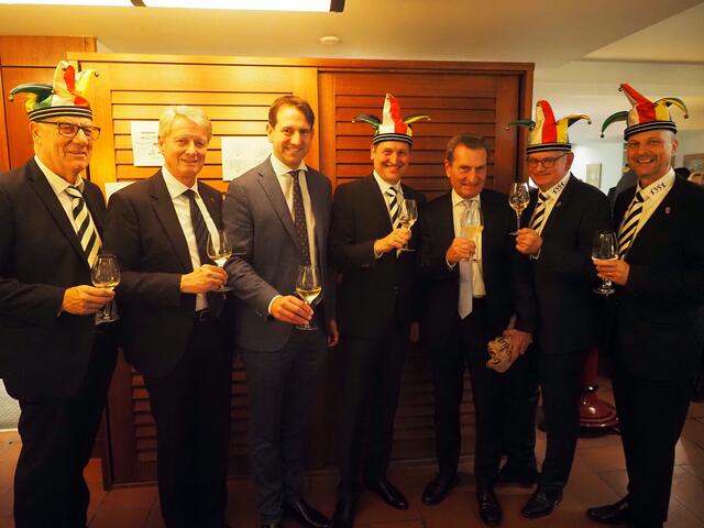 Günther Oettinger hier bei seiner Ankunft im Goldenen Ochsen mit den Vertretern des Narrengerichts und mit dem Bundestagsabgeordneten Andreas Jung. | Foto: Fiedler