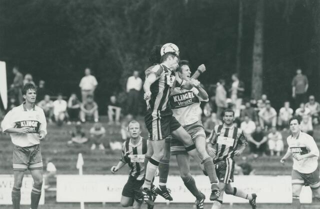 Heiß her ging es im Oberliga-Spiel des FC Singen gegen den FC Pforzheim zum Saisonauftakt 1997/98. | Foto: Stadtarchiv Singen