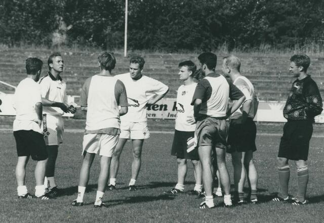 Einen großen Aufschwung konnte der Verein verzeichnen, als im Sommer 1995 mit Johan Neeskens (2. von links) der niederländische Vizeweltmeister von 1974 als Trainer unterm Hohentwiel aufschlug | Foto: Stadtarchiv Singen