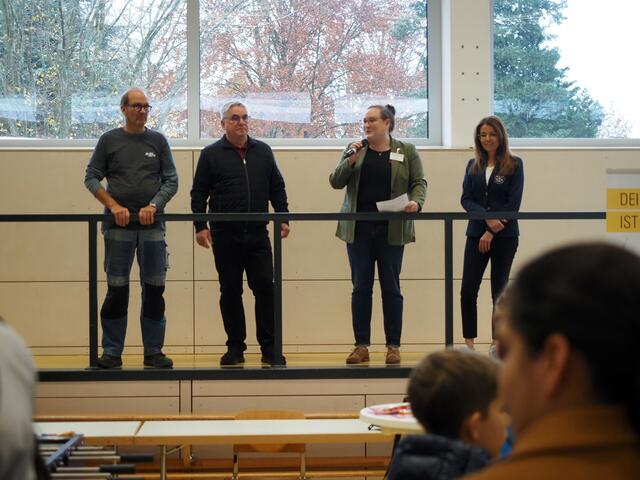 Oliver Alicke vom HGV, Bürgermeister Ralf Baumert, die neue Schulleiterin der Ten-Brink-Schule, Julia Reiser, und Anna Hermann als stellvertretende Vorsitzende des HGV bei bei ihrer Begrüßung zum Start der 17. Lehrstellenbörse in der Hardberghalle. | Foto: Oliver Fiedler