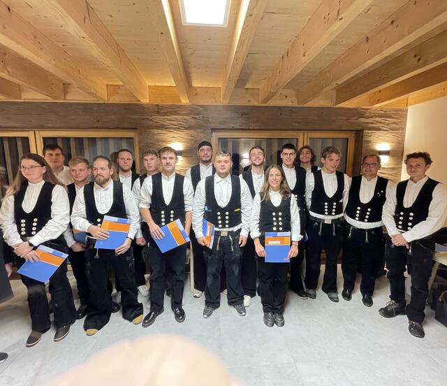 Alle anwesenden Junggesellinnen und Junggesellen mit ihren Urkunden, also dem Gesellenbrief. | Foto: Thomas Czogalla
