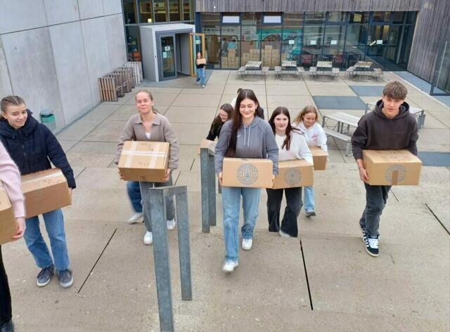 Die SchülerInnen auf dem Weg zur Übergabe an den Transporter von Pro Humanitate. | Foto: Gymnasium Radolfzell