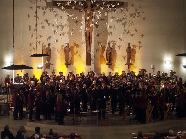 Ein beeindruckenes Bild: der Gesamtchor aus Stadtkapelle und JBO in der Meinradskirche am Sonntagabend. | Foto: Fiedler