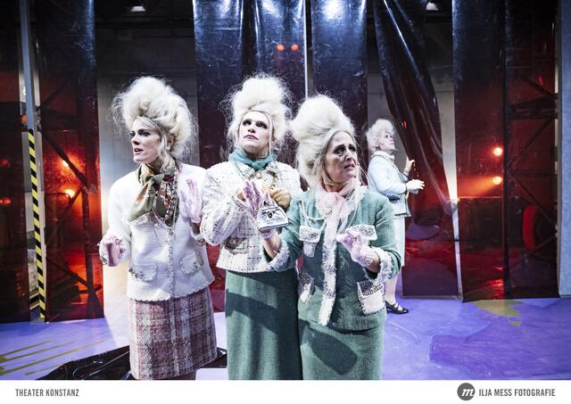 Vorne Anne Rohde, Julius Engelbach, Katrin Huke, hinten Thomas Fritz Jung. | Foto: Ilja Mess/ Theater Konstanz