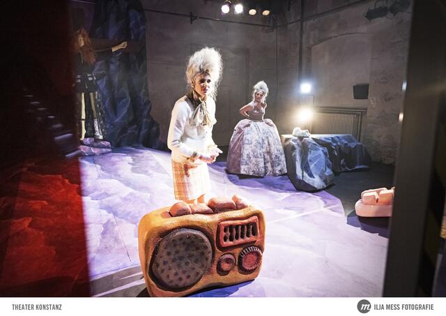Im Bild Anne Rohde, Katrin Huke am Radio vor der Puppe am Kreuz. | Foto: Ilja Mess/ Theater Konstanz