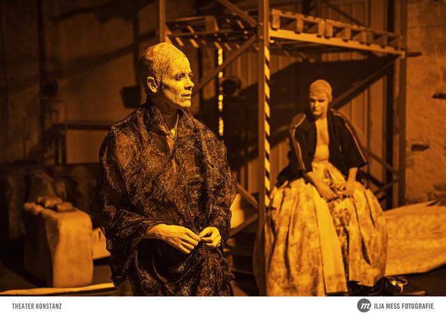 Anne Rohde und Julius Engelbach als "Untote" mit ihrem Blick aus der präsenten Vergangenheit. | Foto: Ilja Mess/ Theater Konstanz