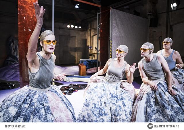 Im Bild Anne Rohde, Katrin Huke, Julius Engelbach, Thomas Fritz Jung. | Foto: Ilja Mess/ Theater Konstanz