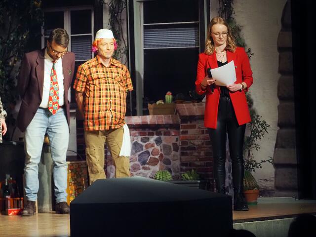 Bevor die Vorsitzende des RMSV Orsingen, Tina Menzer zusammen mit den SchauspielerInnen die Tombola eröffnete, konnte sie vielfachen Dank an die Helfer, Unterstützer, Förderer, die Akteure auf und hinter der Bühne wie auch ans Publikum aussprechen. | Foto: Fiedler