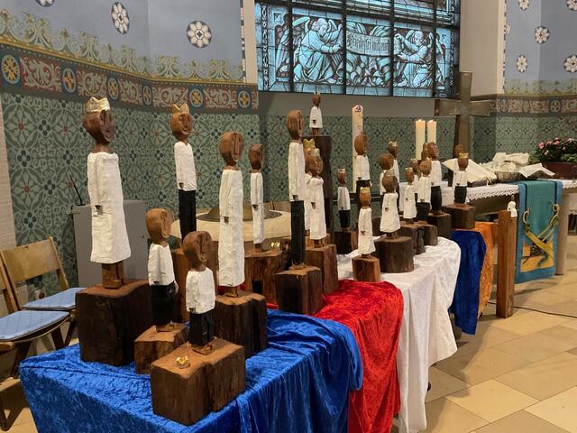 Eine beeindruckende Figurengruppe mit Königsskulpturen schuf der Bonner Diakon und Holzbildhauer Ralf Knoblauch, welche im Rahmen des Eröffnungsgottesdienstes zur achten Vesperkirche im Kirchensaal der Luthergemeinde durch viele Hände gingen.
 | Foto: Bernhard Grunewald