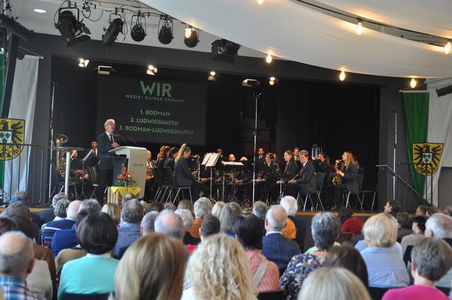 Dirigent Rainer Ehmann (am Rednerpult) moderierte das Stück "Wir" an, das er selbst über die Gemeinde komponiert hat. | Foto: Anja Kurz