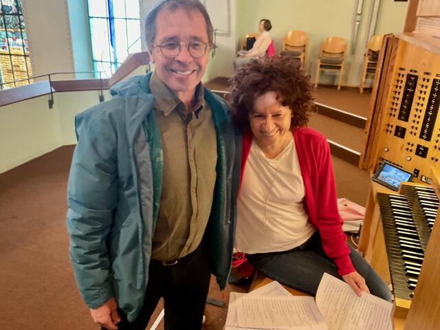 Ihnen war die Vorfreude auf den Eröffnungsgottesdienst zur achten Singener Vesperkirche anzusehen - Andreas Gerlach, Leiter des Posaunenchors der Luthergemeinde, und Martina Bischofberger, Organistin der Lutherpfarrei.
 | Foto: Bernhard Grunewald