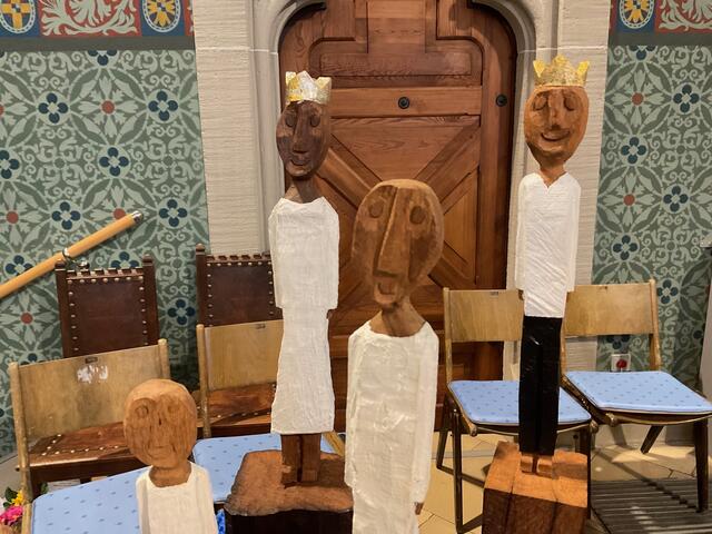 Einige Königsskulpturen aus der Figurengruppe von Holzbildhauer-Arbeiten des Bonner Diakons Ralf Knoblauch, welche zunächst neben dem Altar platziert waren, um im Laufe des Eröffnungsgottesdienstes von Tisch zu Tisch und von Hand zu Hand zu wandern.
 | Foto: Bernhard Grunewald