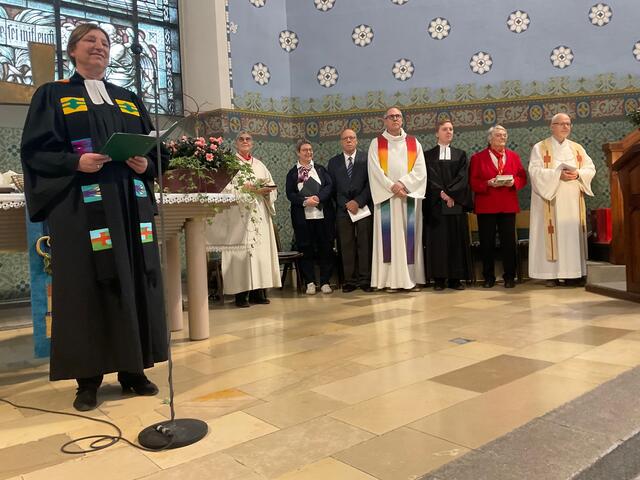 Pfarrerin Andrea Fink-Fauser von der gastgebenden Luthergemeinde begrüßt alle Anwesenden zum Eröffnungsgottesdienst der achten Singener Vesperkirche unter dem Motto „Gemeinsam an einem Tisch“ in der Zeit vom 12. bis 26. Januar, täglich von 11.30 Uhr bis 14 Uhr.
 | Foto: Bernhard Grunewald