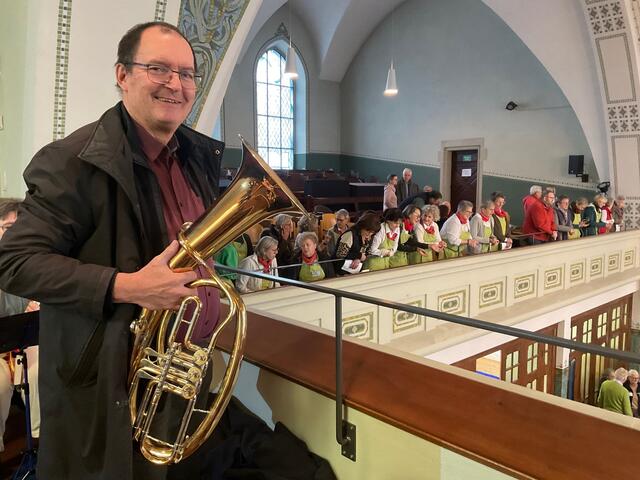 Stefan Glunk vom Posaunenchor der Lutherkirche blickt mit dem Vesperkirchen-Team auf die Vorbereitungen zum Eröffnungsgottesdienst.
 | Foto: Bernhard Grunewald